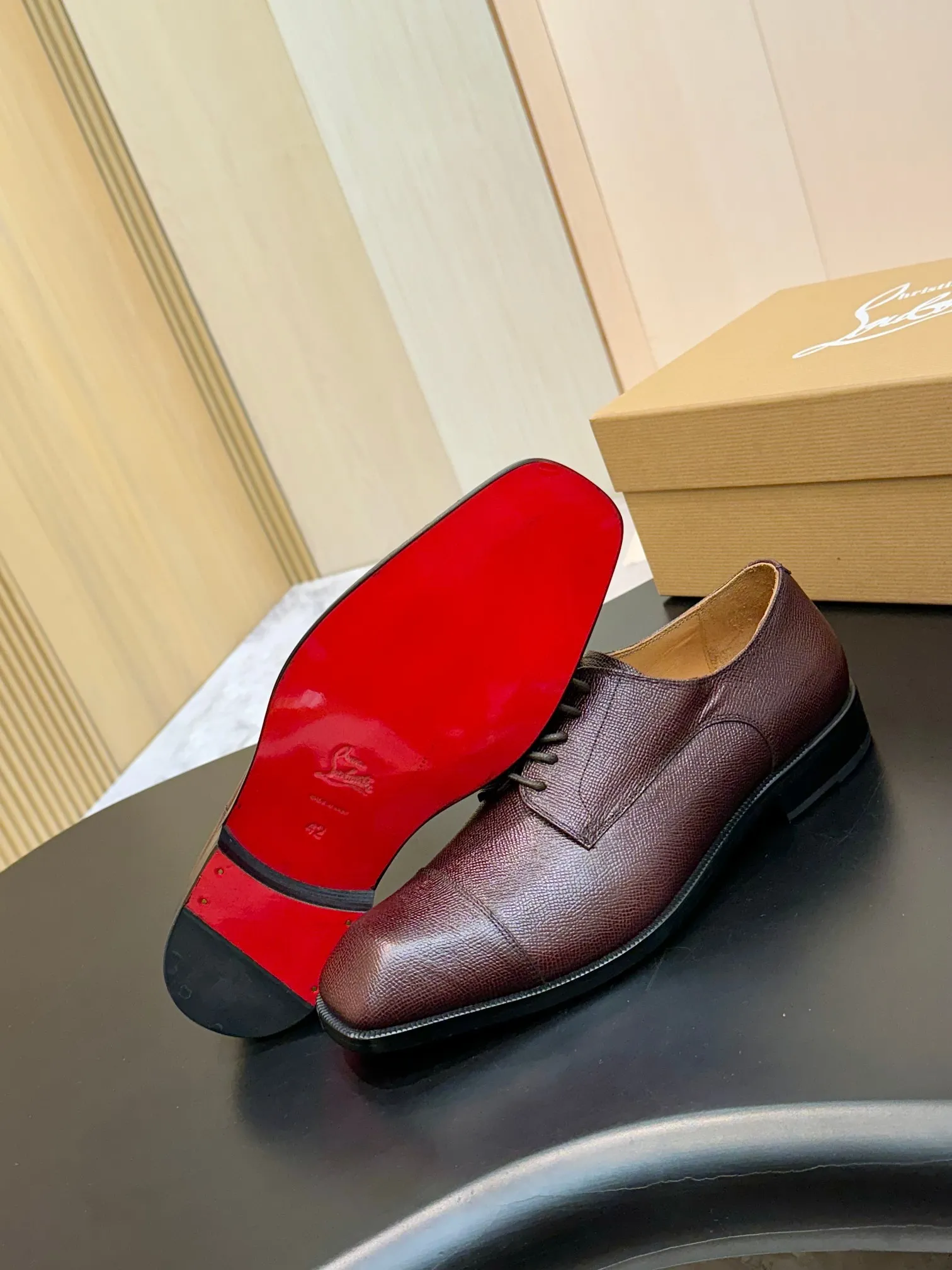 [CL red sole shoes] Top P: 1020💰 Size 39-44 (⚠️38.45.46.47 custom-made, non-returnable and non-exchangeable) 🆑High-end men's business formal leather shoes, original authentic top quality goods ••✅💯 Top original order purchasing agent! Original imported patterned cowhide ➕Imported cowhide lining ➕Cowhide feet ➕Original leather outsole~🉑️Feel free to compare the authentic ones!